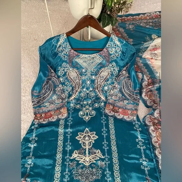 CHINON DESIGNER
FANCY DESIGNER WORK
Elegant 3 piece Indian Salwar Suit - Picture 5 of 6